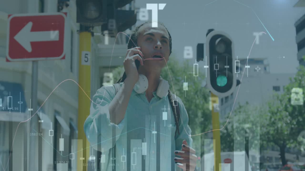 animación de gráficos, cambio de número, hombre biracial llamando por teléfono celular y levantando la mano