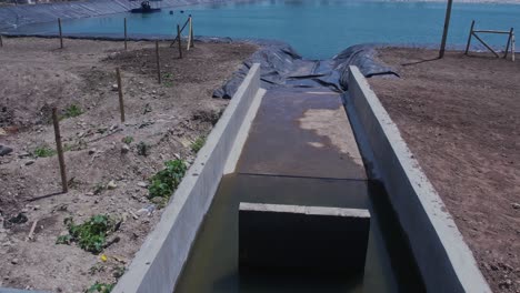 entrada de hormigón para el depósito artificial