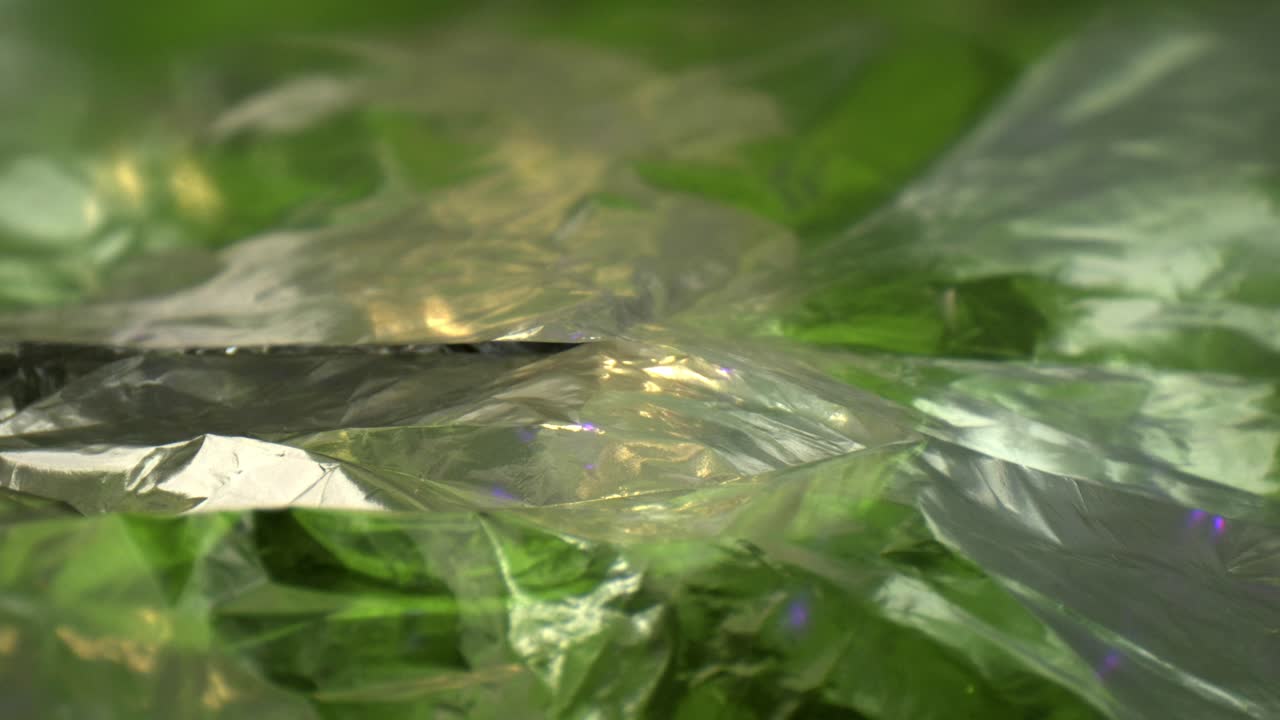 두 층이 약간 움직이는 상태에서 두 층의 호일에서 떼어냅니다.