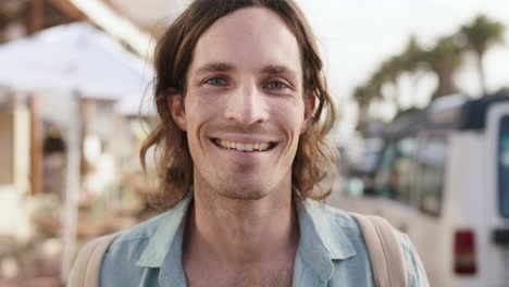 viaje, cara y hombre con sonrisa