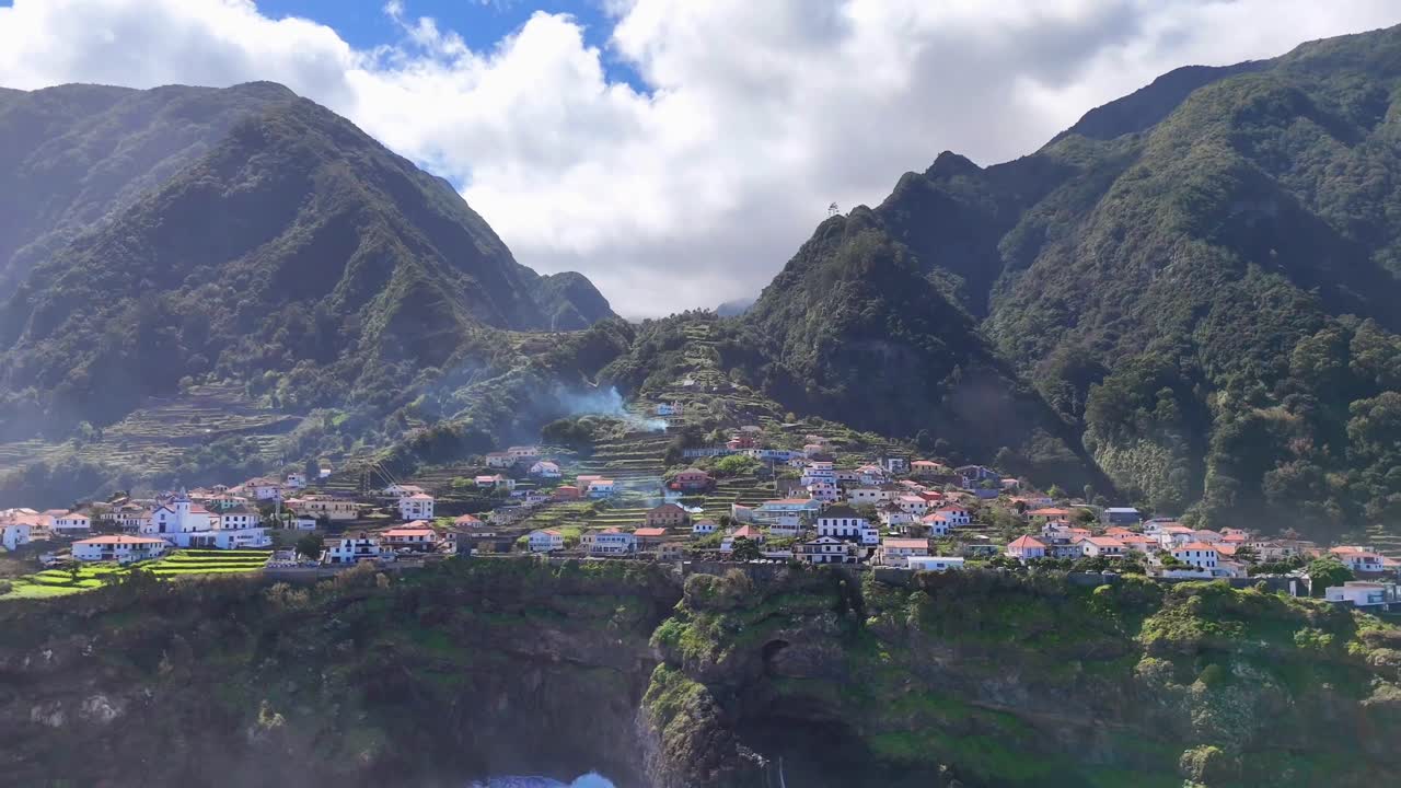 마데라 (madeira) 의 세이살 (seixal) 은 해안의 매력과 도시 풍경을 포착하는 놀라운 드론 영상을 통해