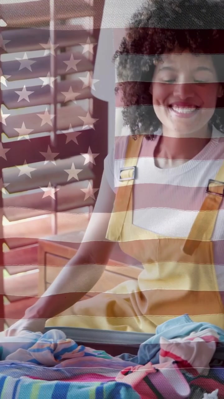 Video verticale: Donna in tuta che prepara una valigia per un viaggio, con una sovrapposizione della bandiera americana che nasconde un'amica.