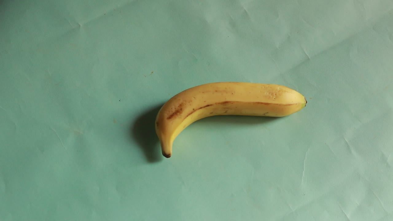 los plátanos giran en un círculo aislado sobre fondo verde.