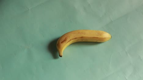 los plátanos giran en un círculo aislado sobre fondo verde.