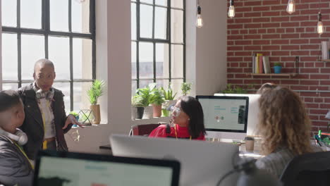jóvenes empresarios se reúnen con líderes de equipo afroamericanos mujer usando una tableta mostrando ideas de proyectos creativos en la pantalla compartiendo estrategias colegas colaborando en una reunión informativa en la oficina