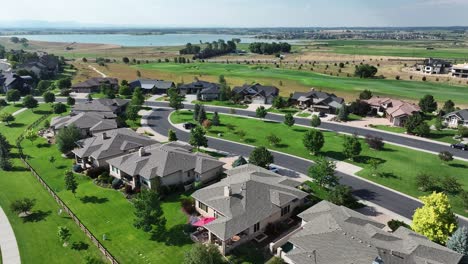 Wohlhabende-Häuser-Neben-Einem-Golfplatz-In-Timnath,-Colorado