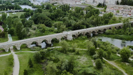 vista aérea del puente mayor del tormes cruzando el río tormes en salamanca, españa