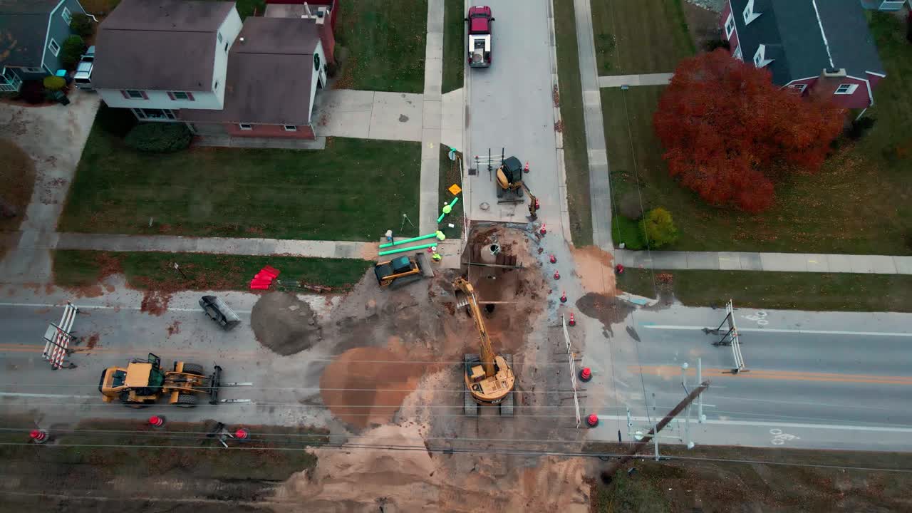 inclinándose a vista de pájaro sobre un sitio de construcción para alcantarillado y agua