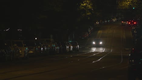 Coches,-Faros,-Nocturno,-Tráfico-De-La-Avenida-Baltimore,-West-Philadelphia