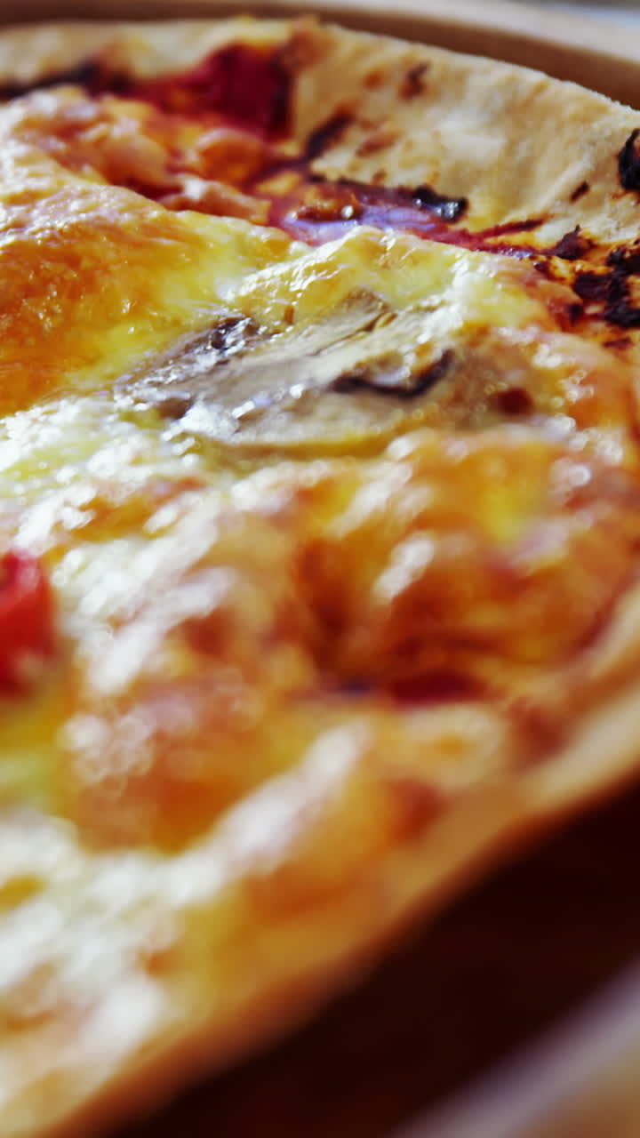 Pizza cotta al forno su tagliere di legno