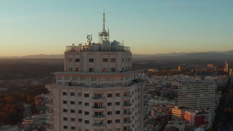 Umlaufbahn-Um-Die-Spitze-Des-Historischen-Hohen-Wolkenkratzers-Torre-De-Madrid-Bei-Sonnenuntergang-Geschossen.-Altes-Hochhaus.