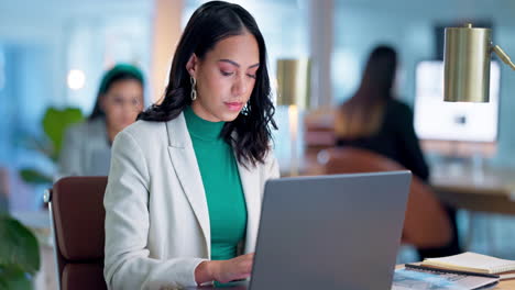 cara, negocios y mujer con una computadora portátil