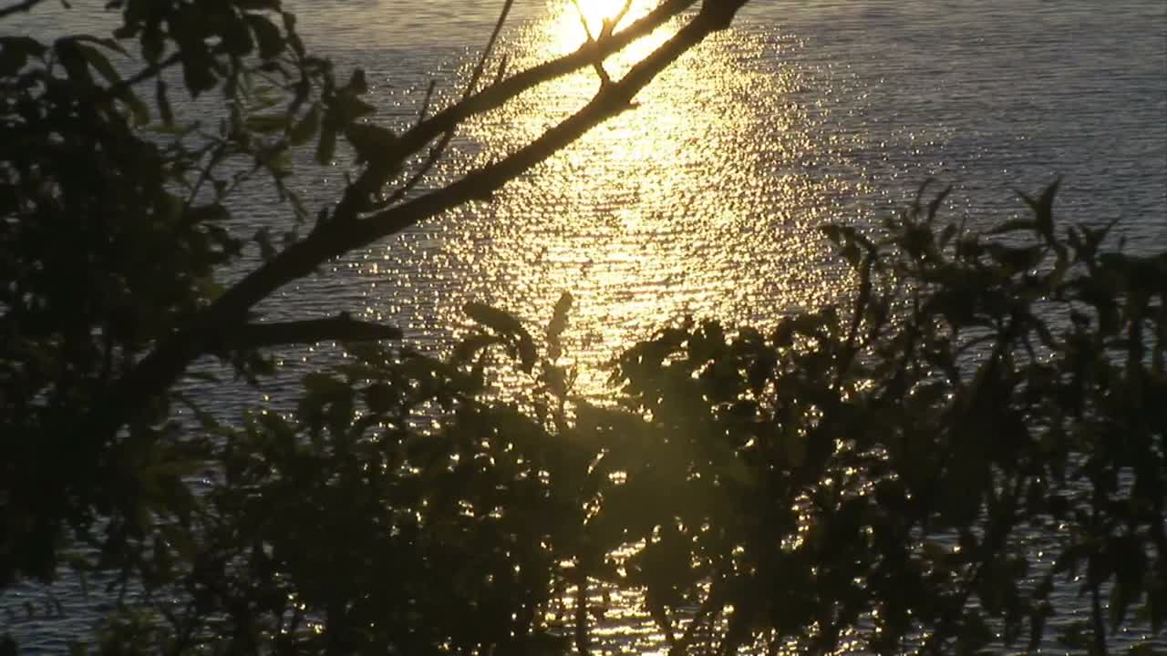 황혼 에 있는 호수 의 전망