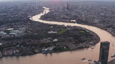 Luftpanoramaaufnahmen-Der-Themse,-Die-Sich-Durch-Die-Stadt-Schlängelt.-Kippen-Sie-Das-Stadtbild-Bei-Sonnenuntergang-Nach-Oben.-London,-Vereinigtes-Königreich