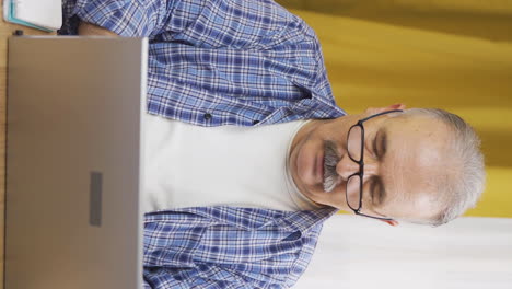 Vertikales-Video-Des-Alten-Mannes,-Der-Die-Anwendung-Auf-Dem-Laptop-Nicht-Nutzen-Kann.