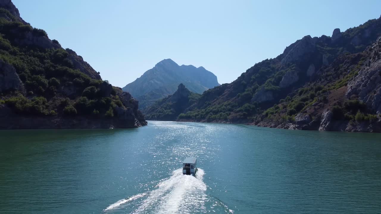 은행을 통과하는 페리를 따라 스페인 카스티야 이 레온에 있는 열대 호수 리아뇨 위의 4k 드론 클립