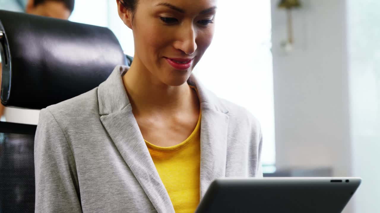 ejecutivo que usa tableta digital en la oficina