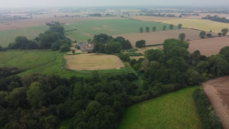 Imágenes-Aéreas-De-Drones-De-Una-Mansión-Y-Un-Granero-En-El-Campo,-Norfolk