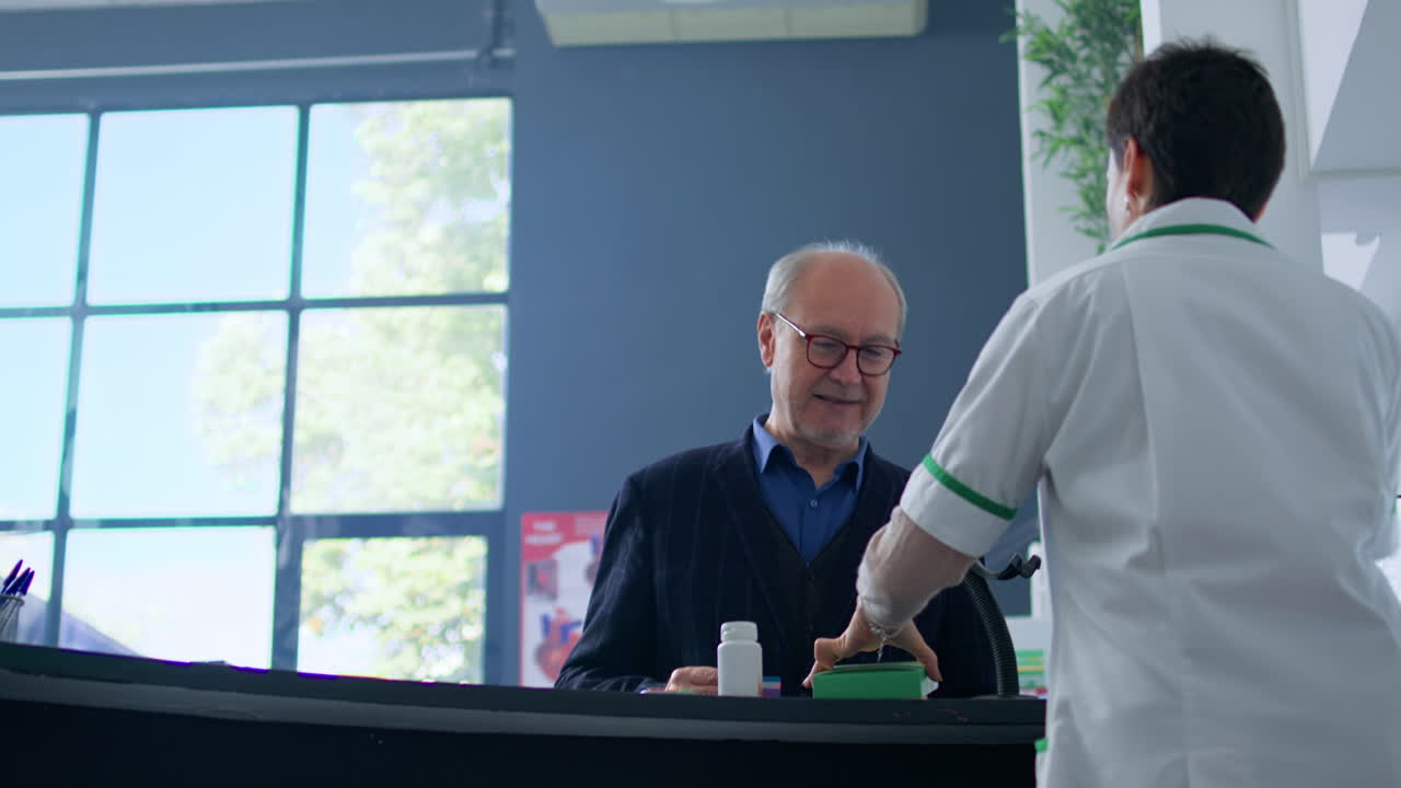 Agli anziani che fanno acquisti alla cassa di una farmacia