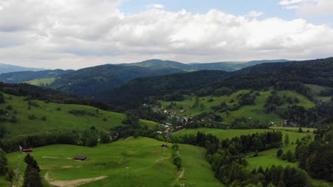 panorama aéreo de las montañas beskid sadecki y el pueblo de wierchomla, polonia