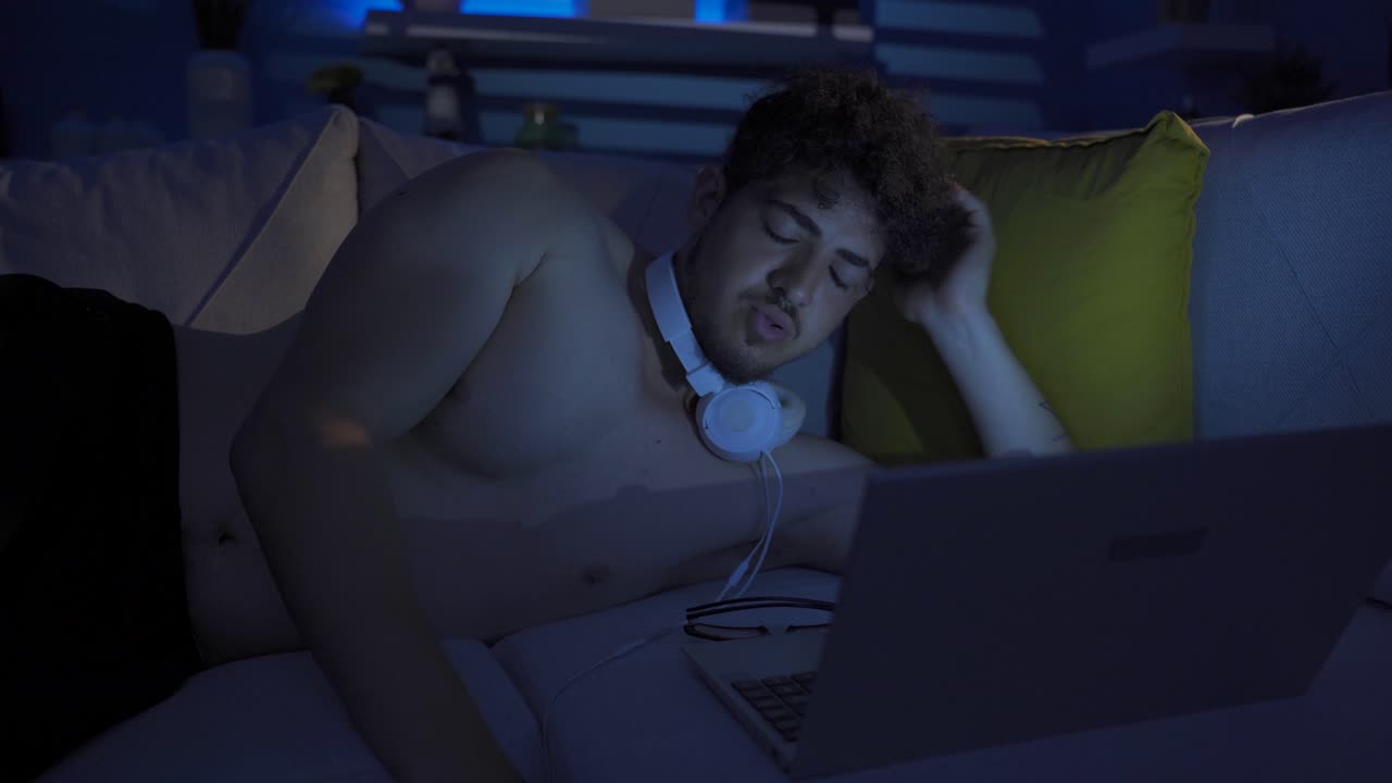 el joven fracasado se enoja y se molesta.