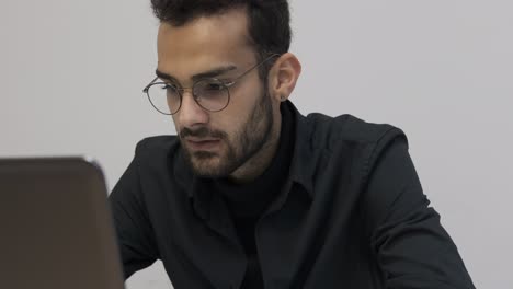 hombre trabajando con computadora