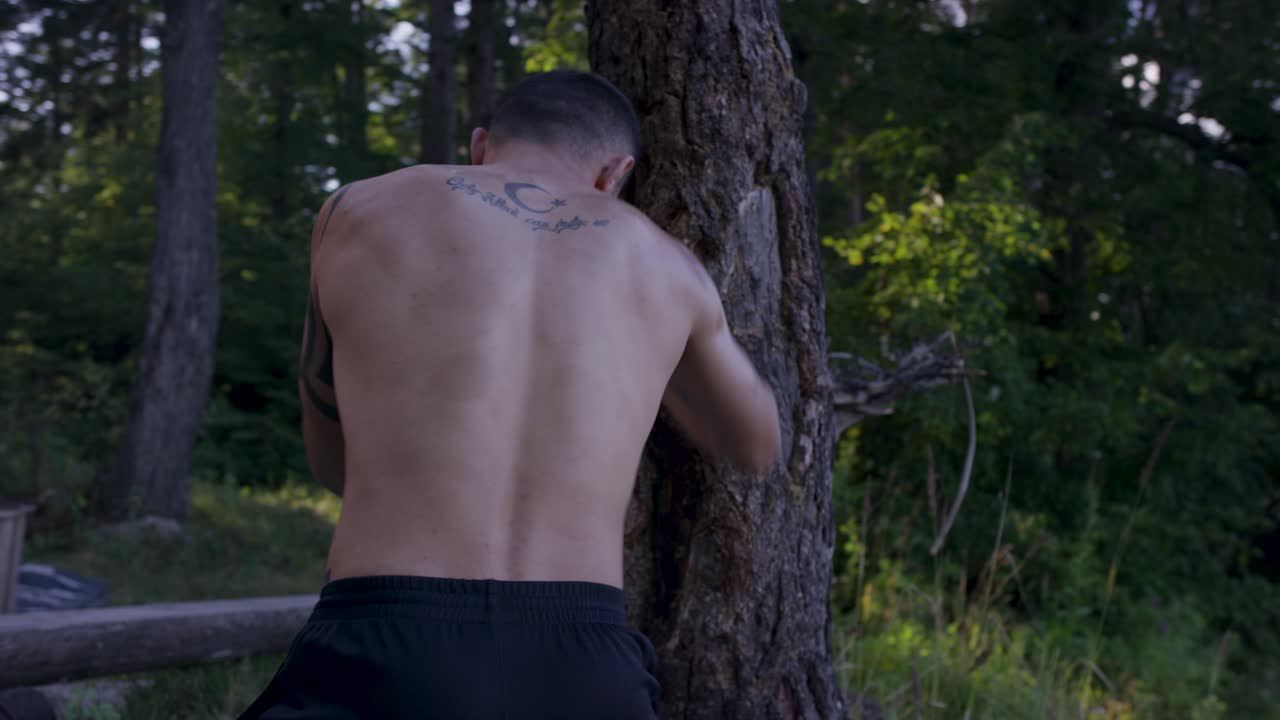 hombre entrenando al aire libre