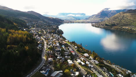 Houses-build-on-hillside-of-Queenstown-next-to-Lake-Wakatipu,-aerial