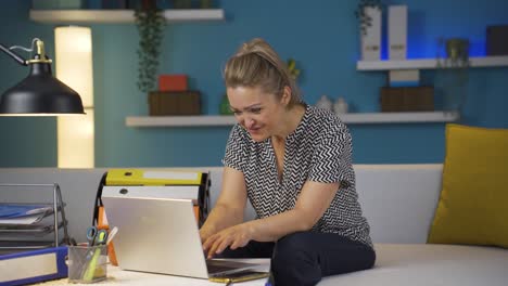 Home-Office-Mitarbeiterin-Hat-Spaß-Daran,-Am-Laptop-Zu-Arbeiten-Und-Ihn-Zu-Benutzen.