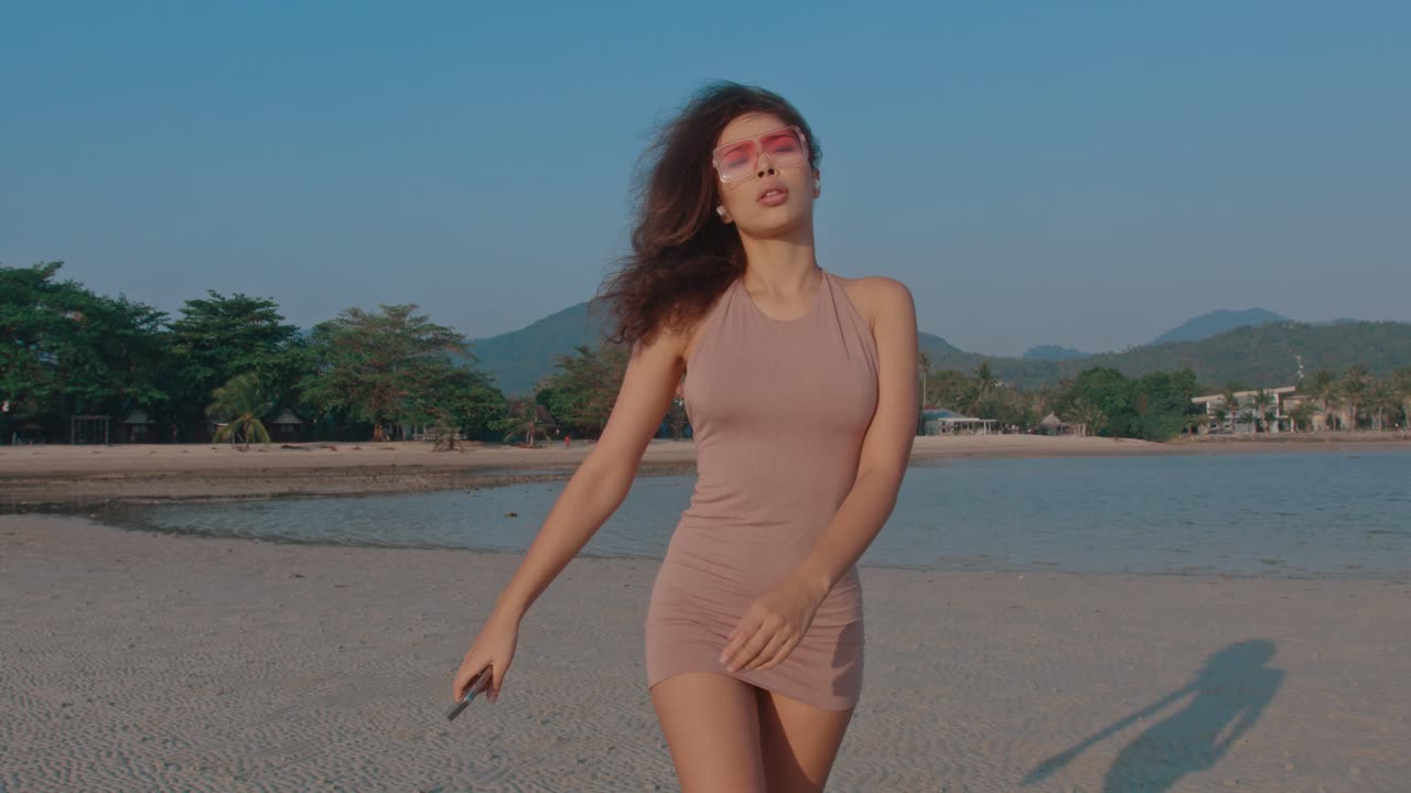 해변에 있는 드레스를 입은 여자