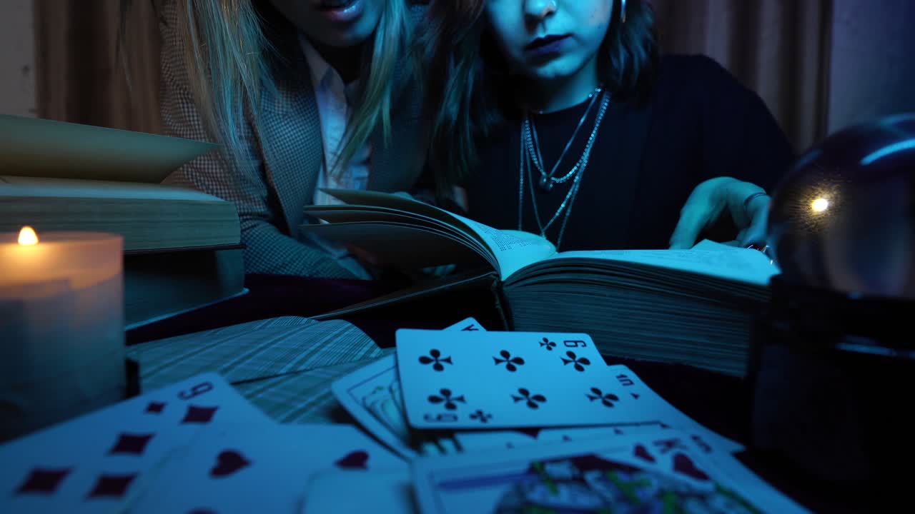 타로 카드 와 책 을 읽는 두 여자