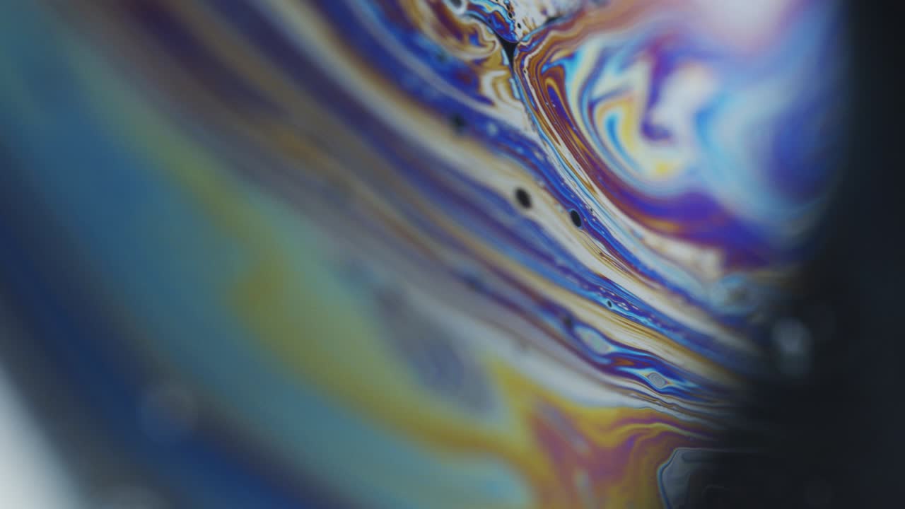 macro disparo de hermosos remolinos de color pastel en la superficie de una burbuja de jabón