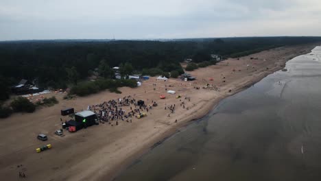 Vista-Aérea-De-Drones-De-Una-Fiesta-Al-Aire-Libre-En-Beatch-Durante-El-Día