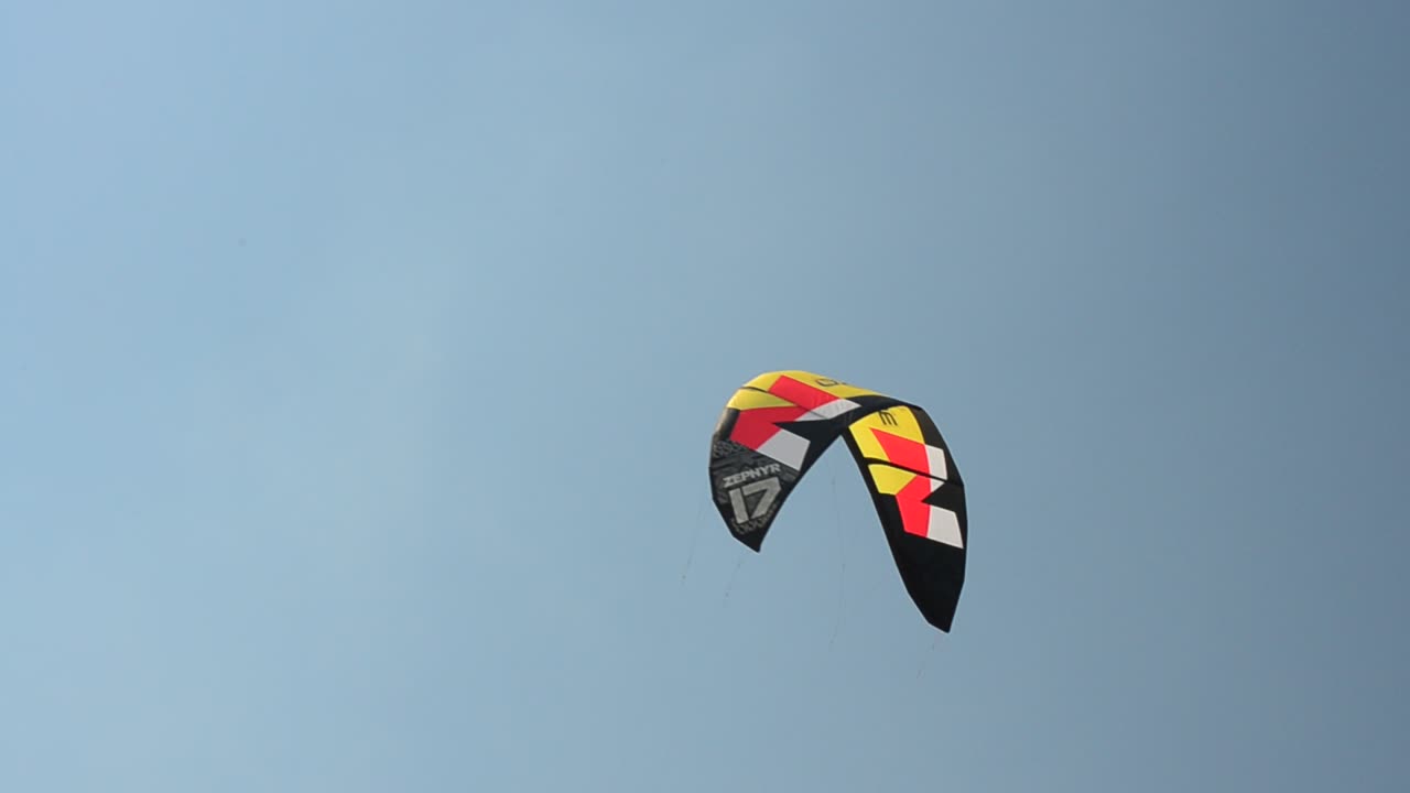 Kitesurf contro il cielo. Riprese sulla spiaggia