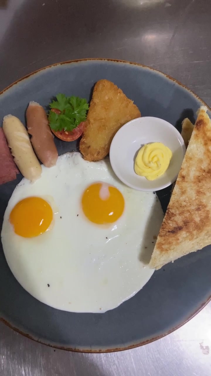 Pemandangan Atas Sarapan Inggris yang Disajikan dengan Telur dan Sosis