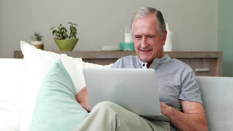 Pareja-Mayor-Usando-Laptop