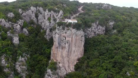 iglesia de agios simeón en una montaña de la isla de corfú