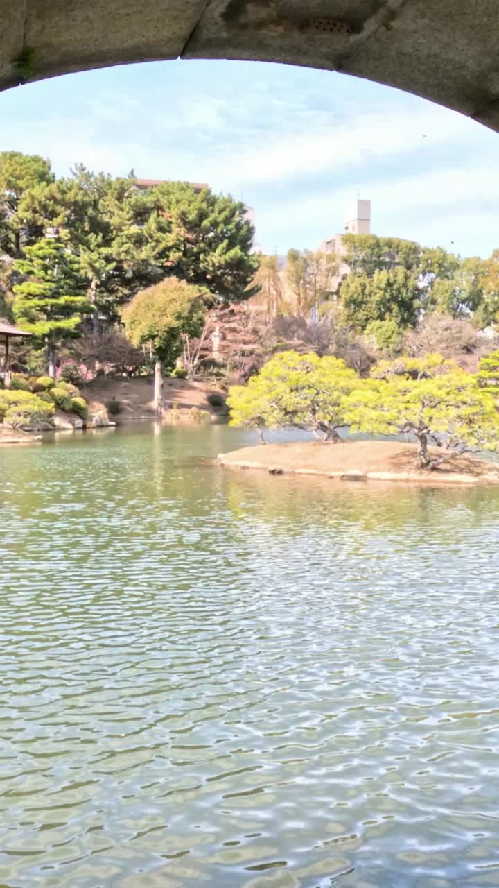 조용한 물과 초록색은 아치로 둘러싸여 있습니다.