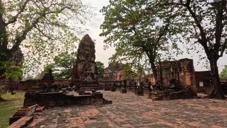 vista panorámica de las ruinas históricas del templo en ayutthaya