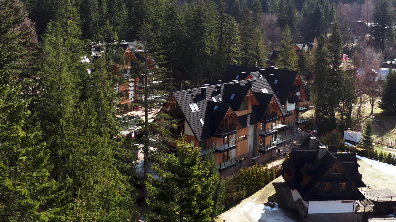 Belle case nel quartiere Jaszczurówka a Zakopane, Polonia - Ripresa con drone