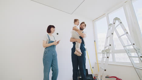 familia disfrutando de su nuevo hogar en renovación