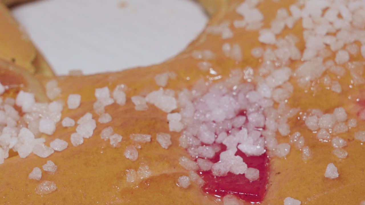 클로즈업 틸트 업, 로스콘 페이스트리 초콜릿 트러플 크림에서 바닐라 크림 반쪽