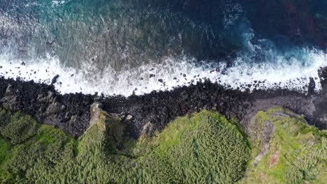 水晶般清晰的海浪在阿佐雷群島的草<unk>岩石上空漂浮