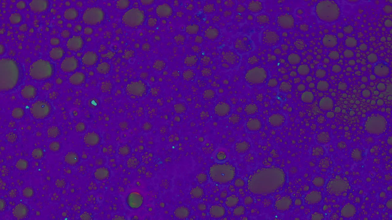 Structure movement of purple bacteria oil bubbles in liquid