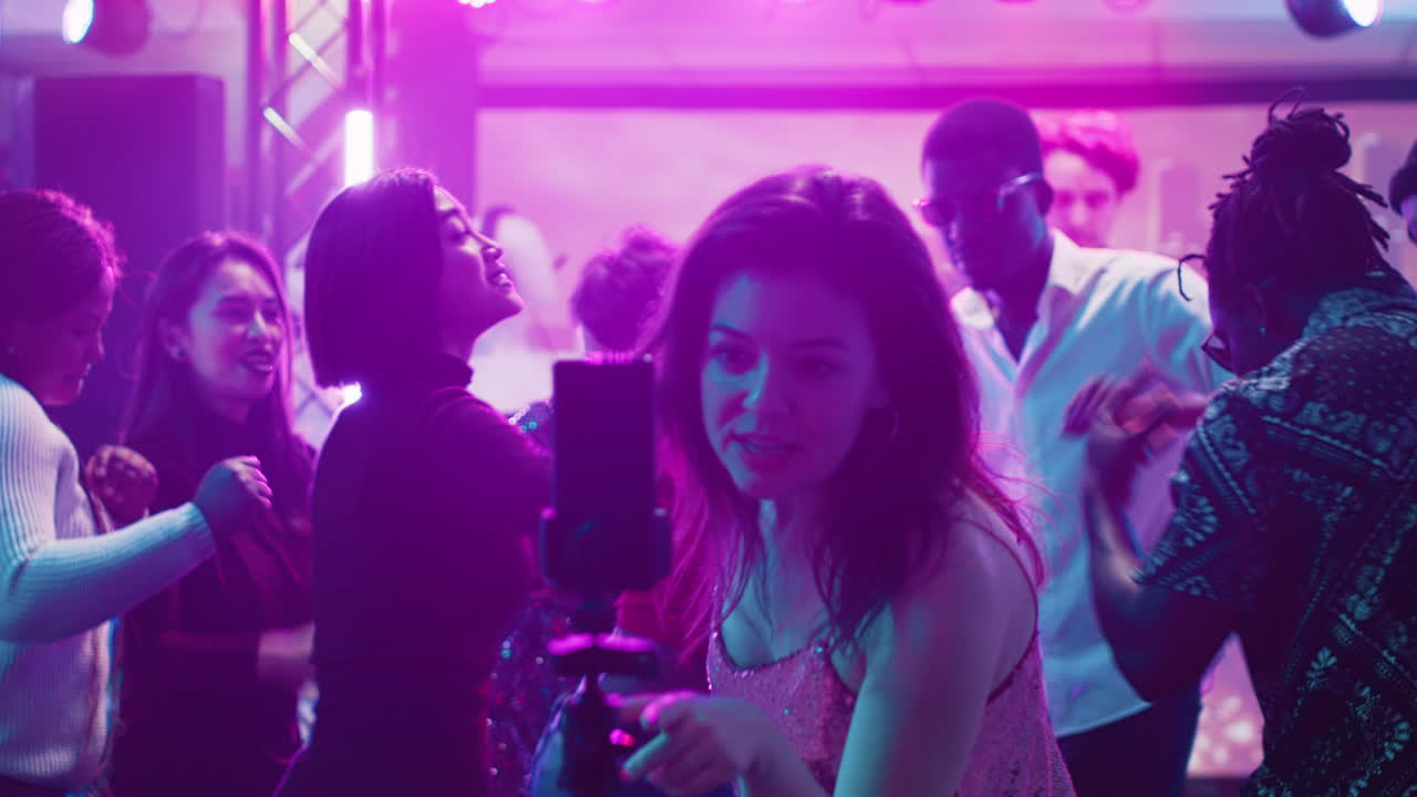 Müzik ve dansın olduğu gece kulübü partisi