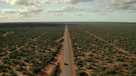imágenes aéreas de conducción de automóviles en australia occidental