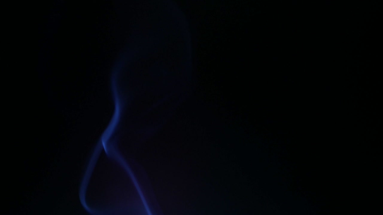 colores humo en fondo oscuro