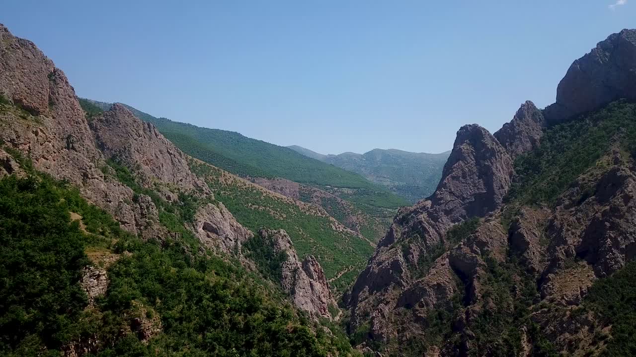 valle del acantilado empinado, pared de roca salvaje - río debajo del bosque de robles en los bosques del patrimonio mundial de la unesco hyrcanian en irán con un paisaje verde impresionante