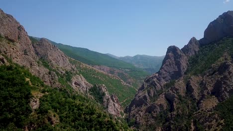 valle del acantilado empinado, pared de roca salvaje - río debajo del bosque de robles en los bosques del patrimonio mundial de la unesco hyrcanian en irán con un paisaje verde impresionante