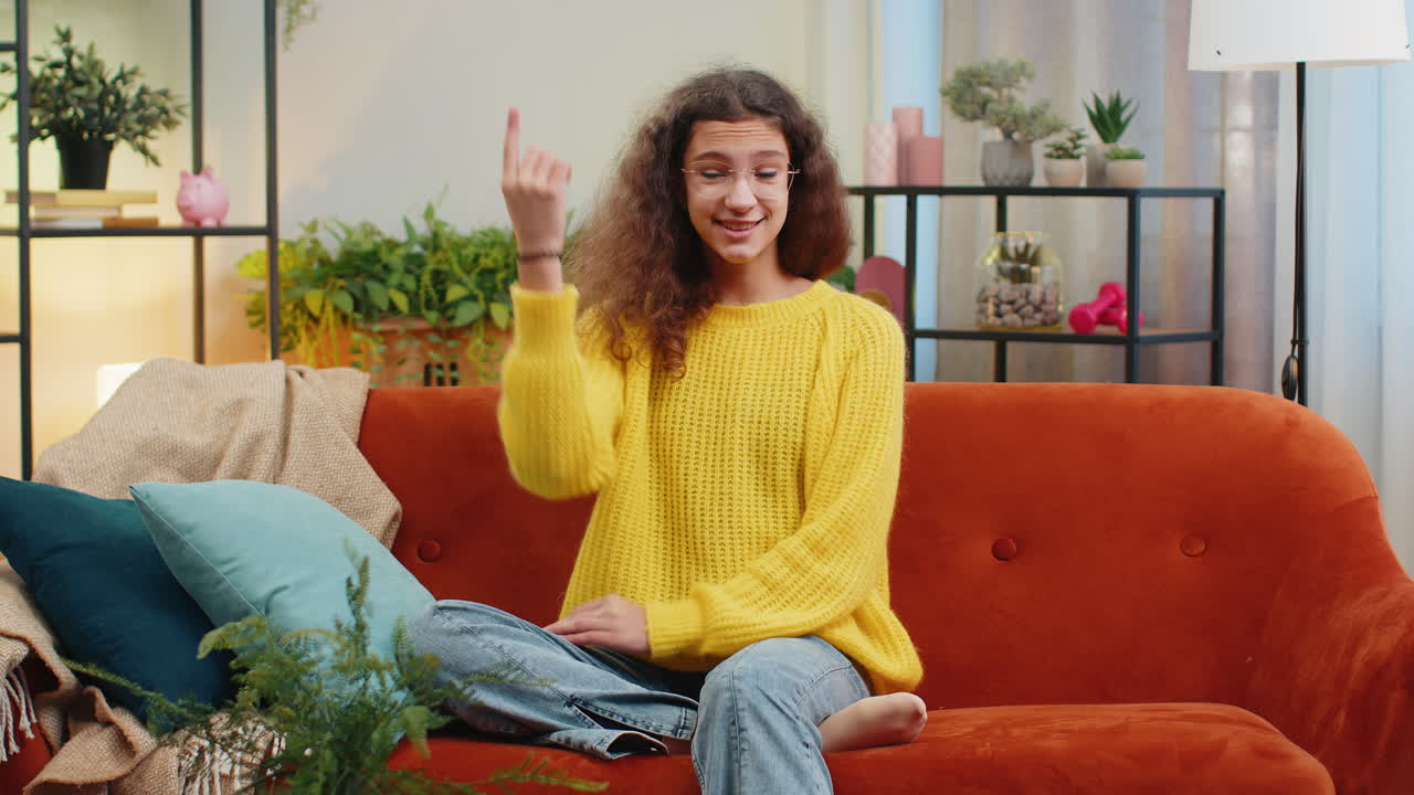 inspirado niño niña niño hacer eureka gesto levanta el dedo se le ocurrió un plan creativo, la victoria ganar